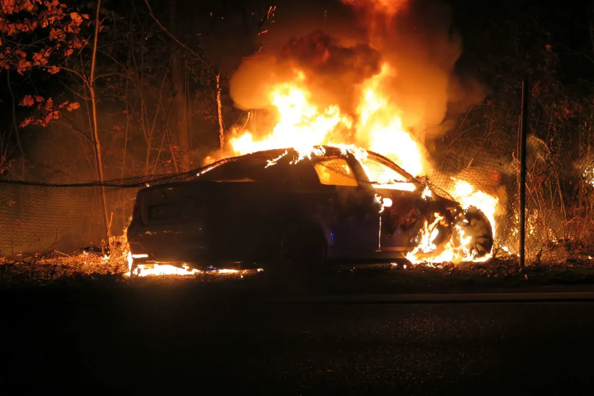Muttenz BL - Fahrzeug nach Selbstunfall in Brand geraten