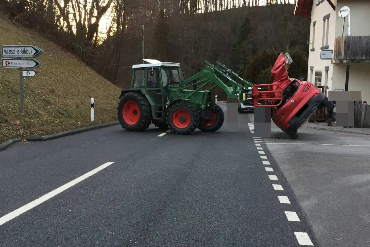 Villarlod FR - Schwerer Verkehrsunfall mit einem Traktor