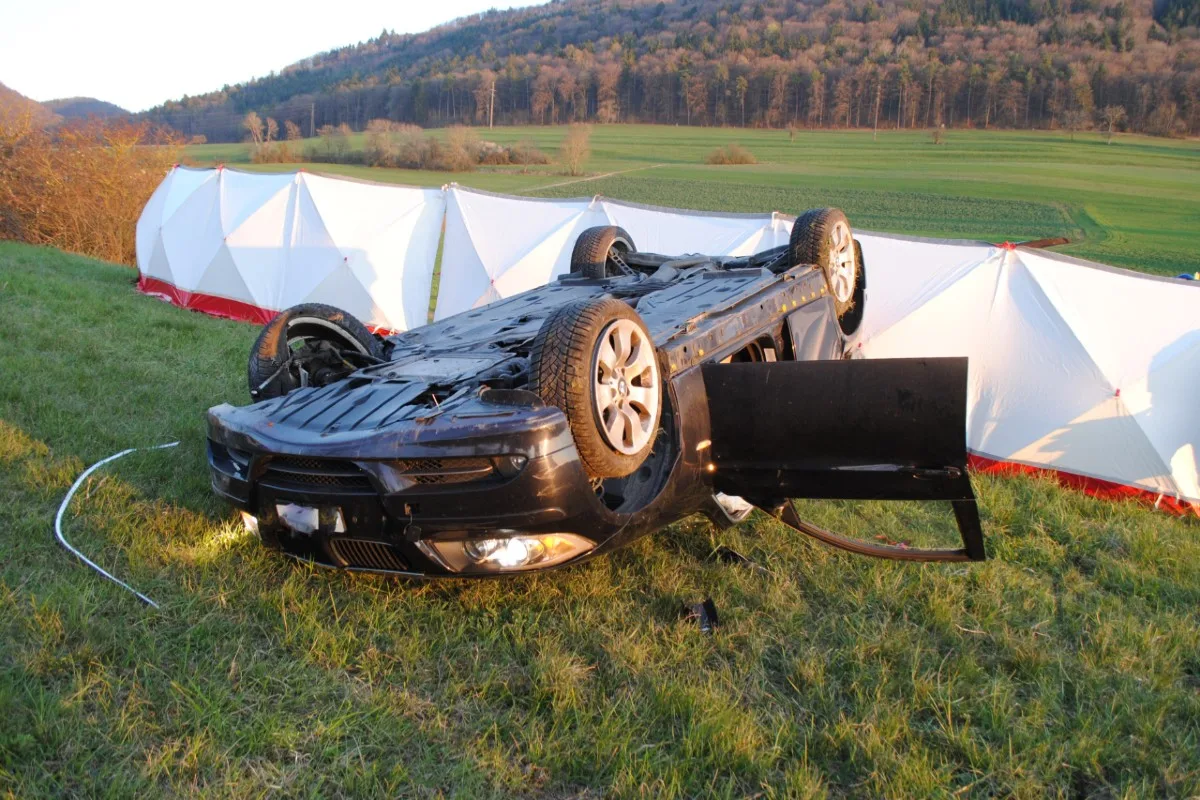 Neunkirch SH - Horrorunfall - Autolenker wird aus dem Auto in den Bach geschleudert !
