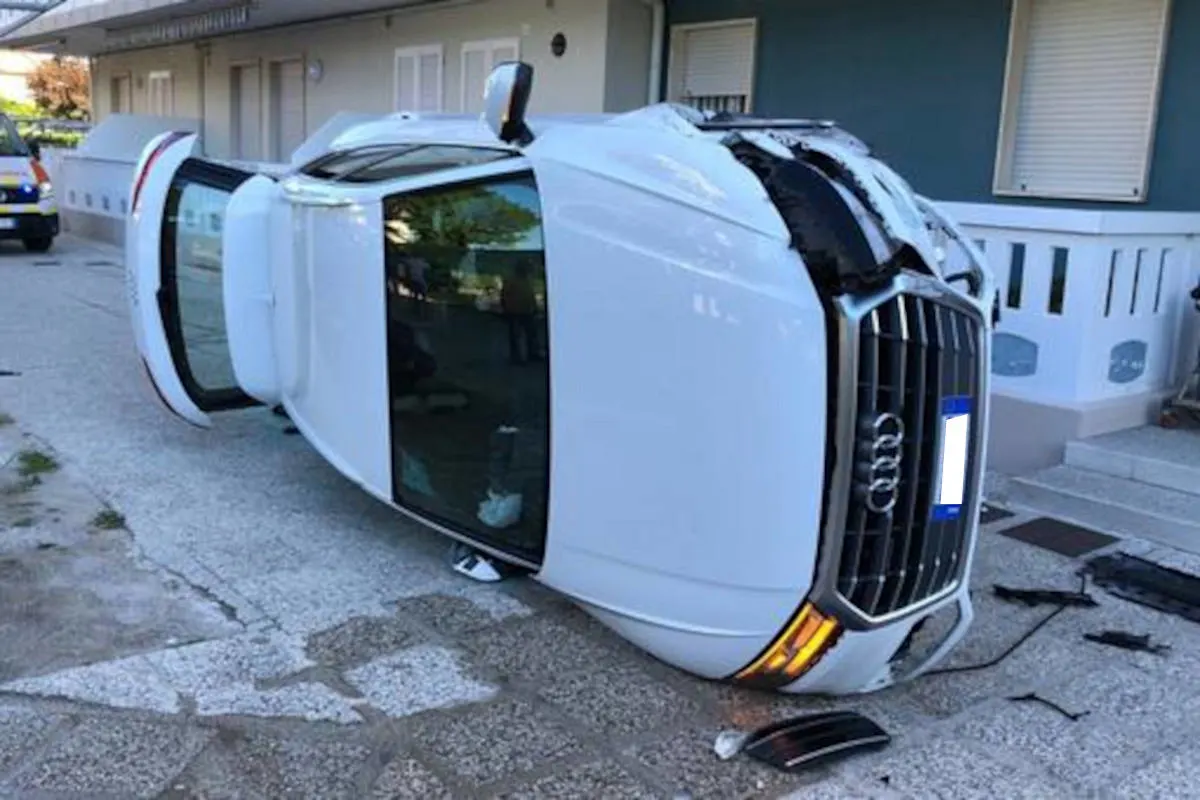 Gas und Bremse verwechselt - Brandneuer SUV Schrott
