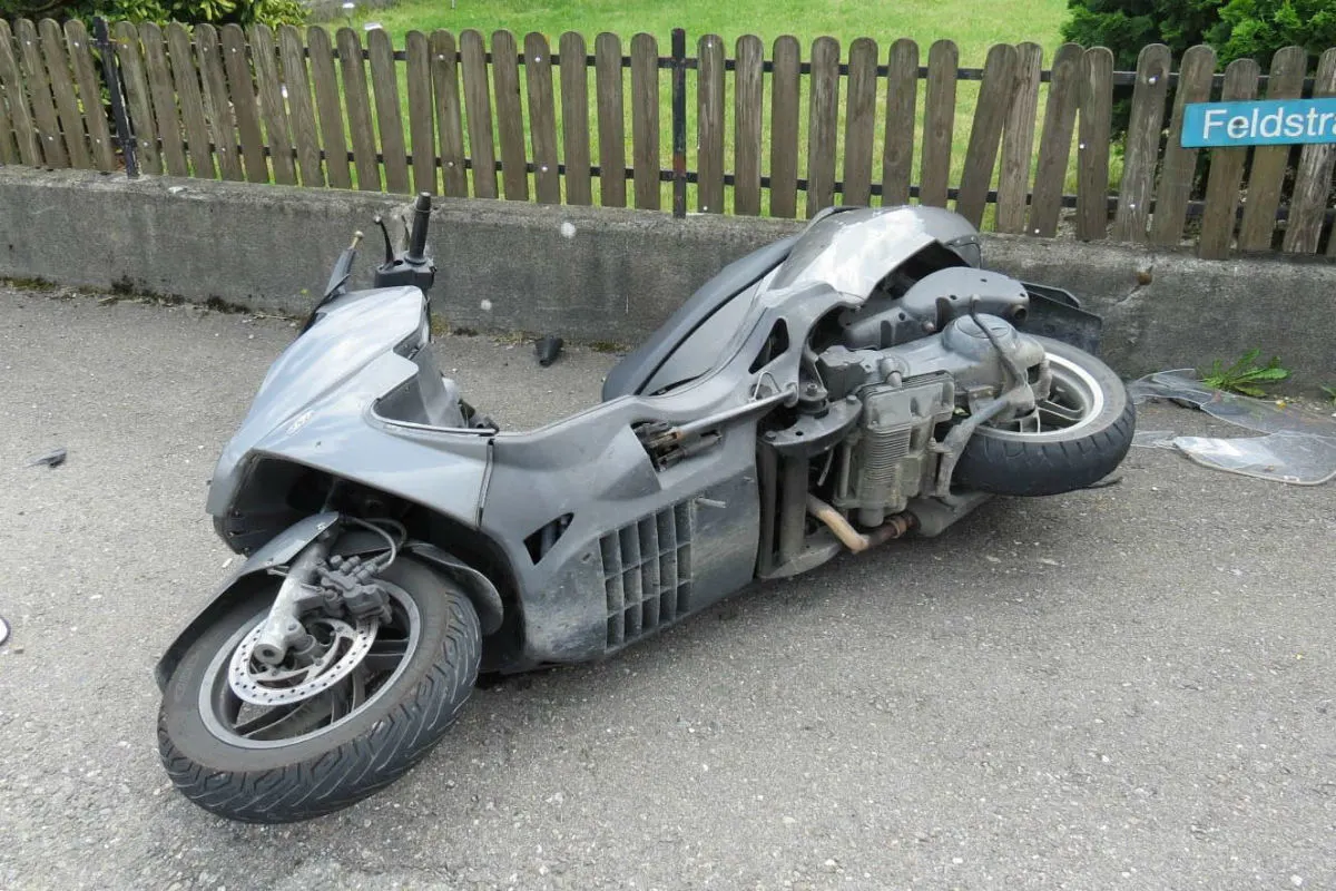 Boswil AG - Rollerfahrer prallt gegen Traktor