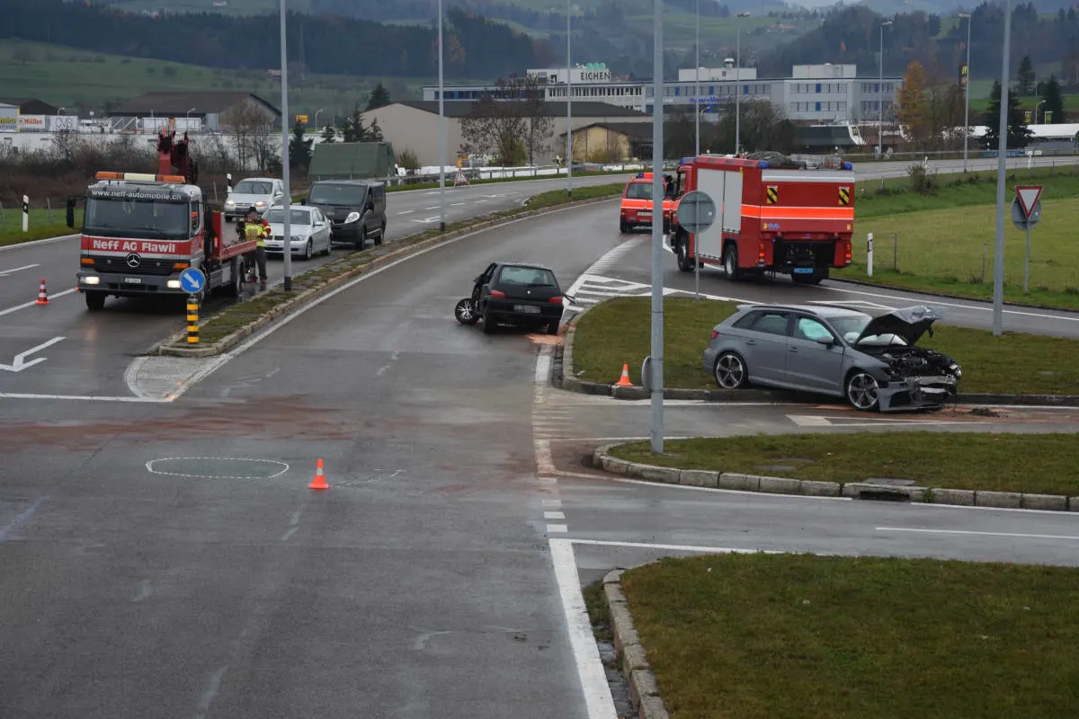 Gossau SG - Zwei Autos frontal zusammengestossen
