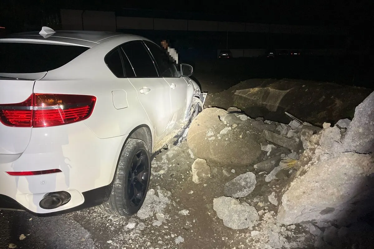 Unfall in Bilten GL - Wildtier ausgewichen und mit einem Steinhaufen kollidiert
