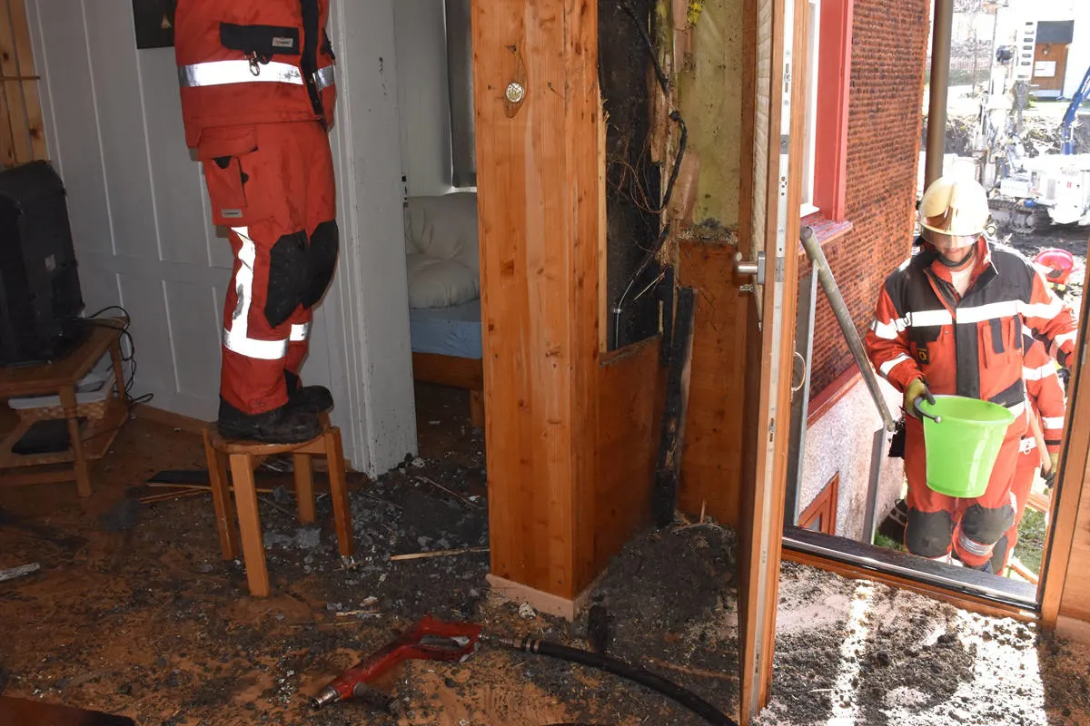 Davos GR - Brand in einem alten Holzhaus