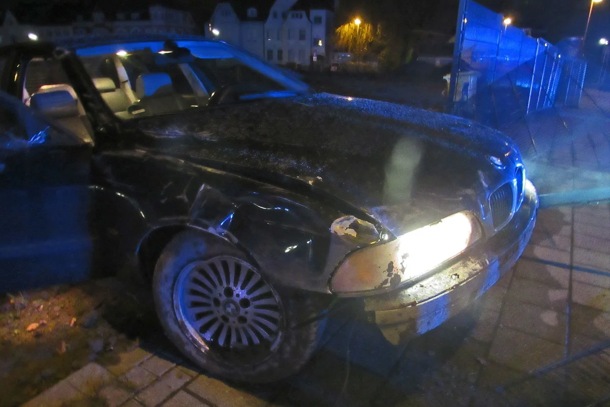  Velbert - Zigarettenautomatenaufbrecher bei Flucht vor der Polizei verunfallt