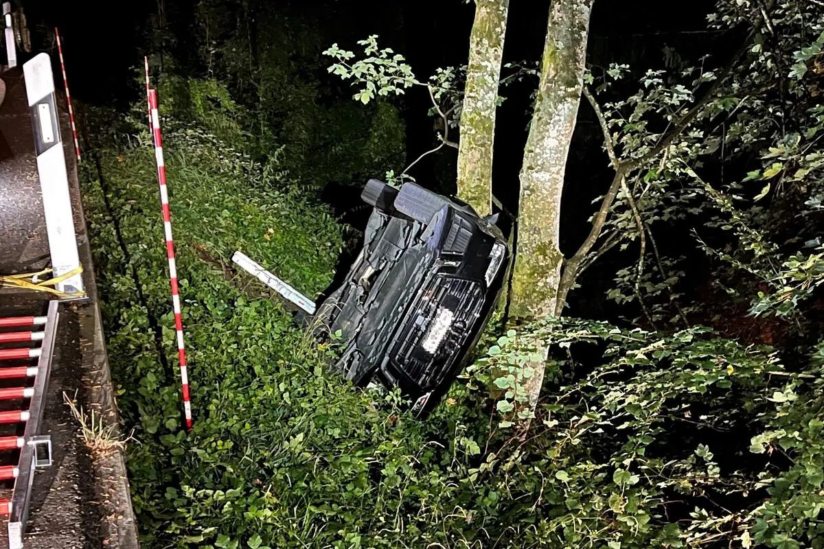 Buchs ZH - Heftig mit einem Baum kollidiert 