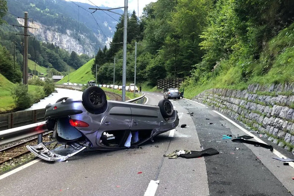 Spektakulärer Unfall in Lauterbrunnen BE – Zwei Personen bei Unfall verletzt