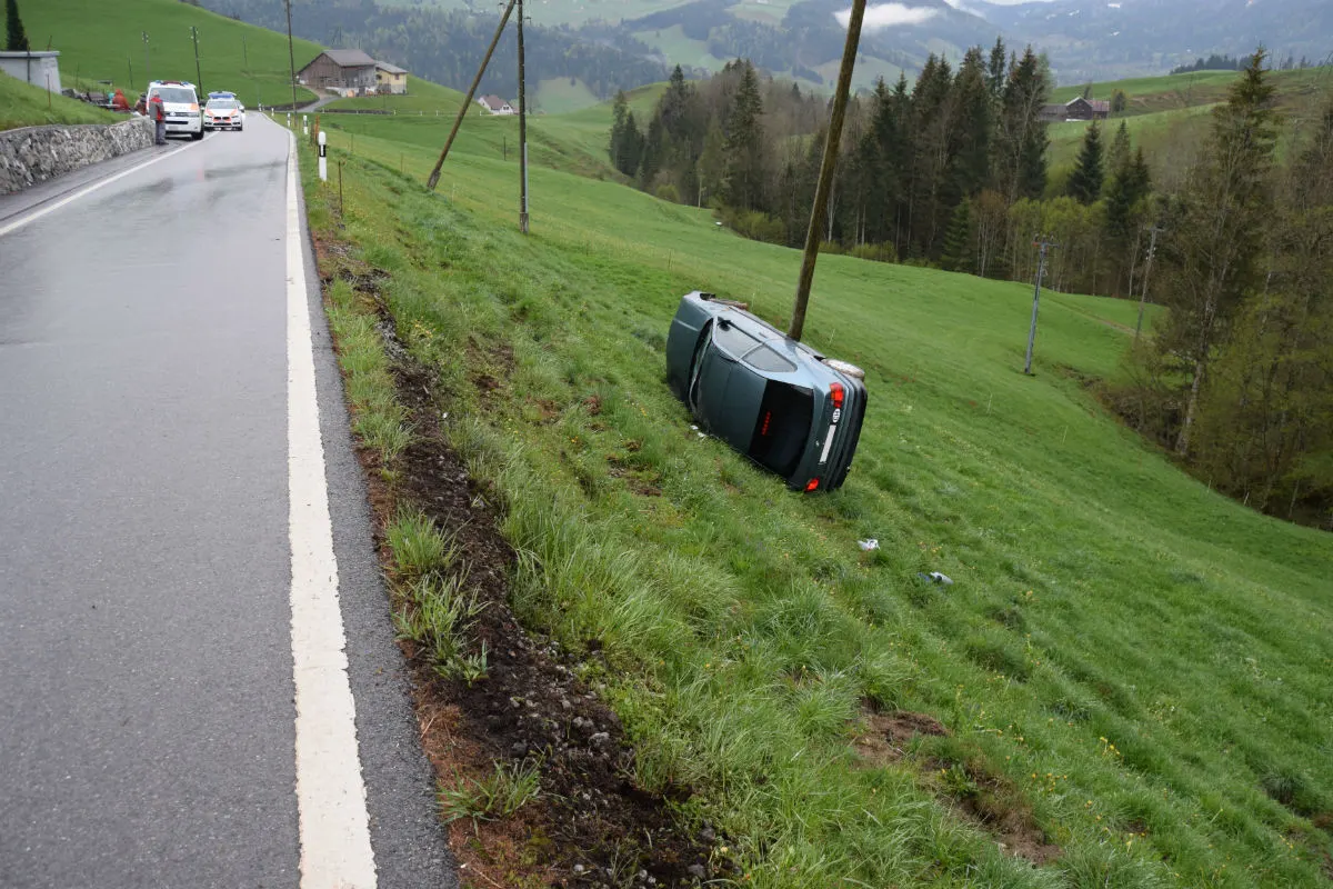 Urnäsch AR - BMW kommt von der Strasse ab