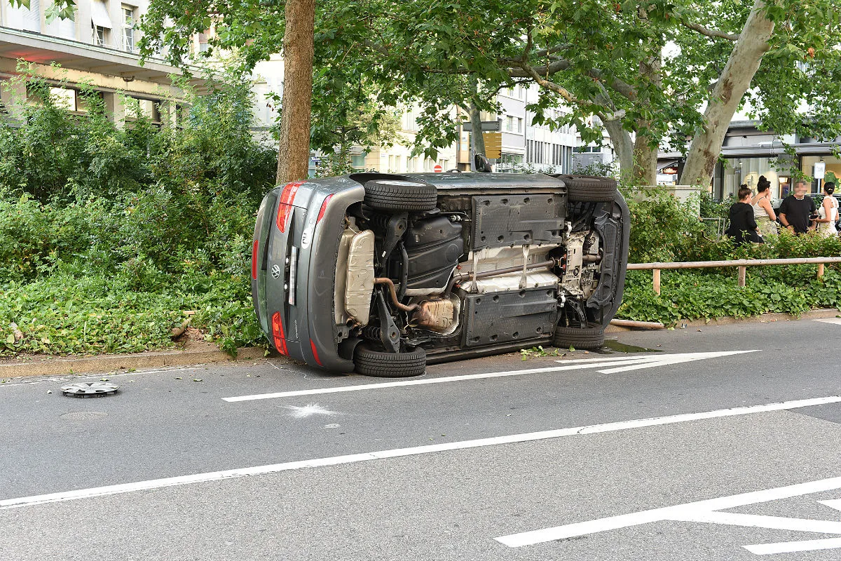 Zürich ZH - Mehrere Leichtverletzte bei zwei aussergewöhnlichen Verkehrsunfällen