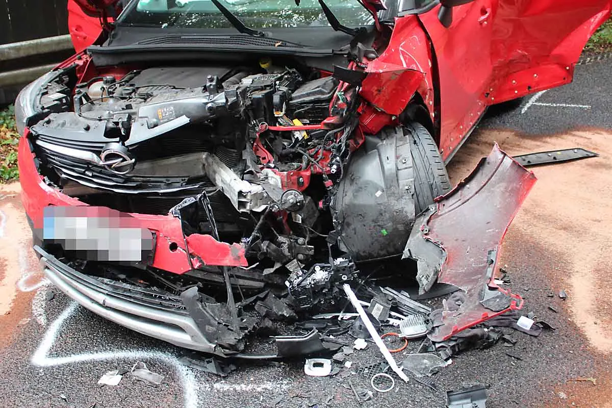 Velbert - Zu schnell in der Kurve - 20-jähriger Autofahrer verliert Kontrolle über sein Fahrzeug