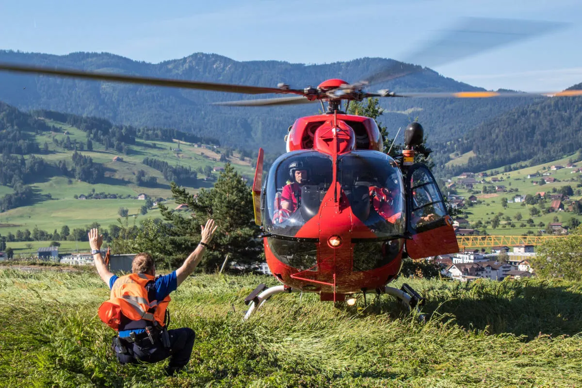 Unterägeri ZG - Rettungshelikoptereinsatz nach Velounfall