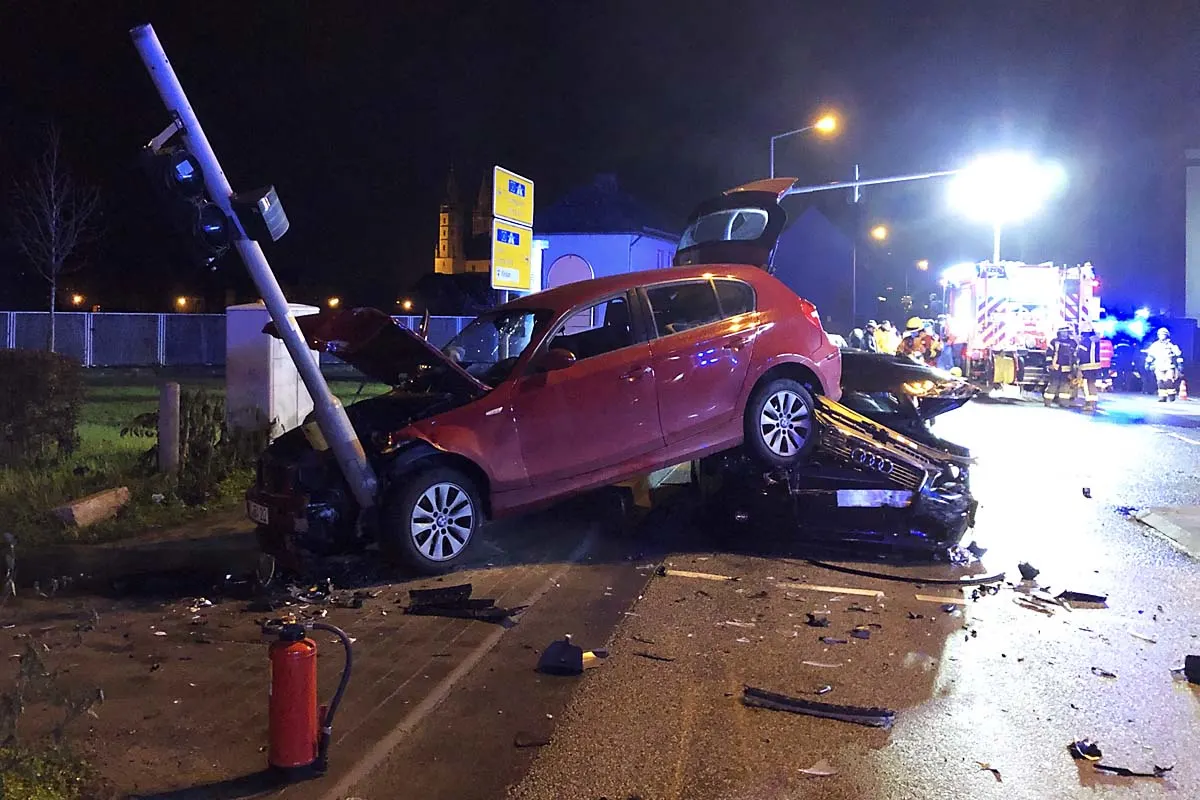 Schwerer Verkehrsunfall mit 3 Verletzten auf der B9 - Audi schiebt BMW gegen Ampelmast!