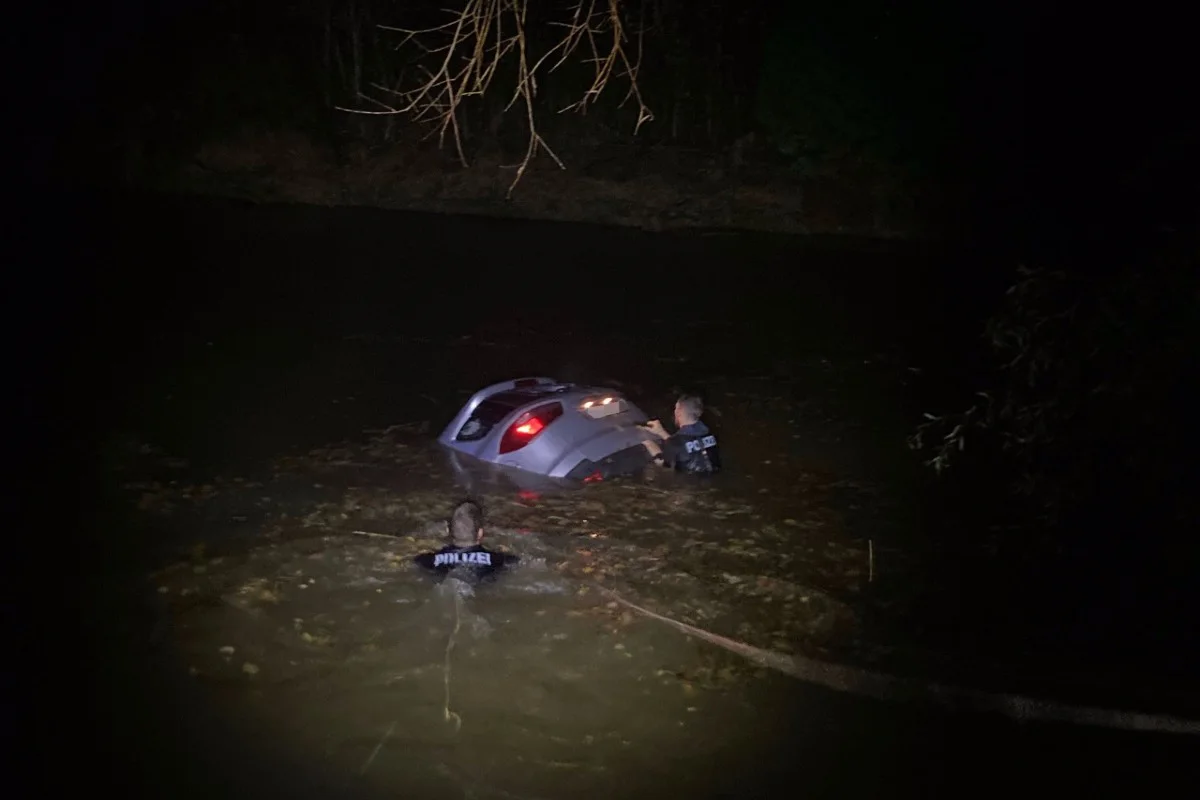  Unfall in Uznach SG - Auto versinkt im Steinenbach 