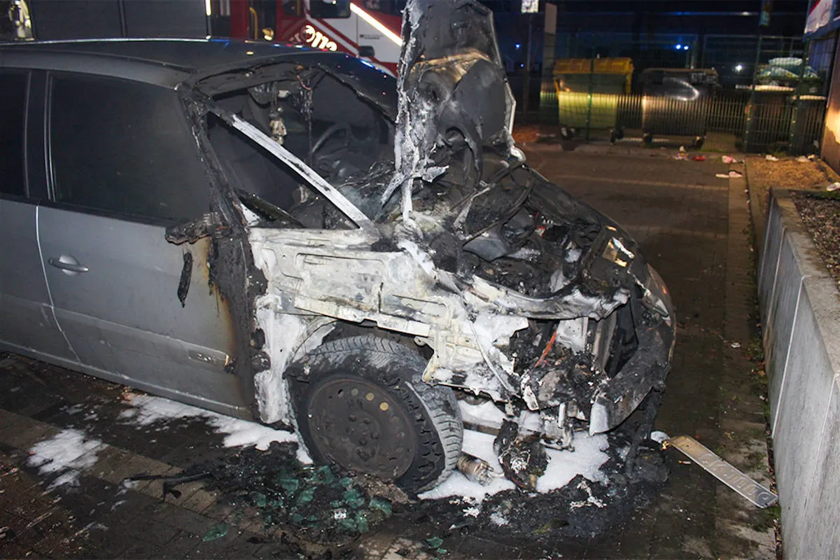 Beeck – Mehrere Autos brennen – Polizei sucht Zeugen