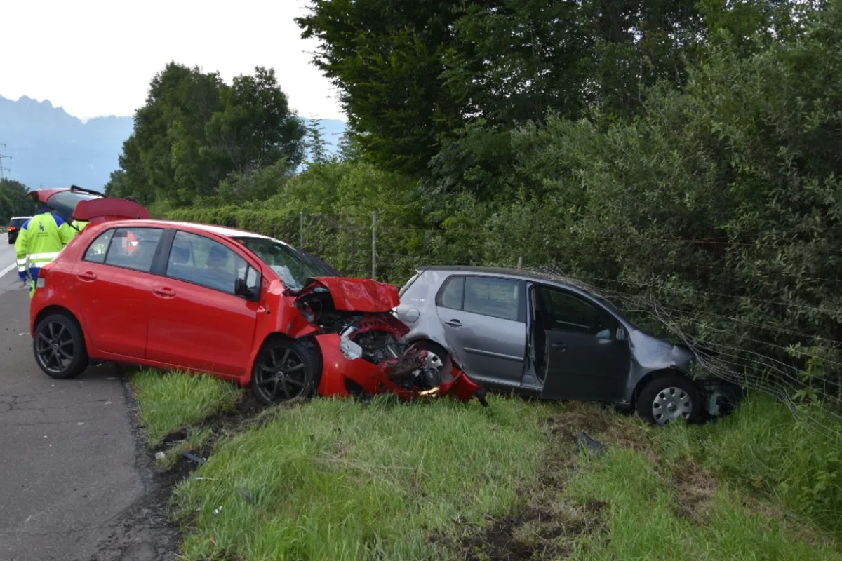 Buchs SG - Zweimal Totalschaden nach Abschleppmanöver auf der Autobahn A13