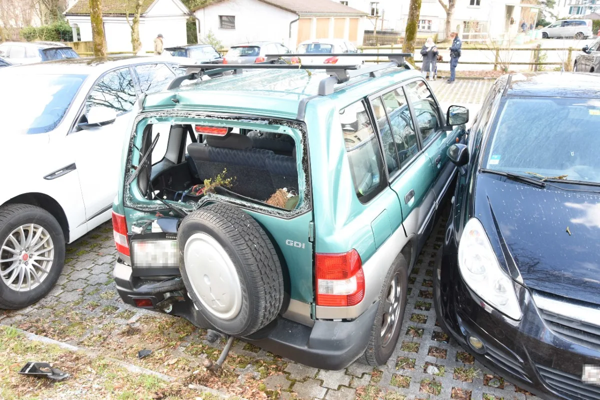 Altstätten SG - Kurioser Unfall - zwei Personen mussten aus dem Auto befreit werden
