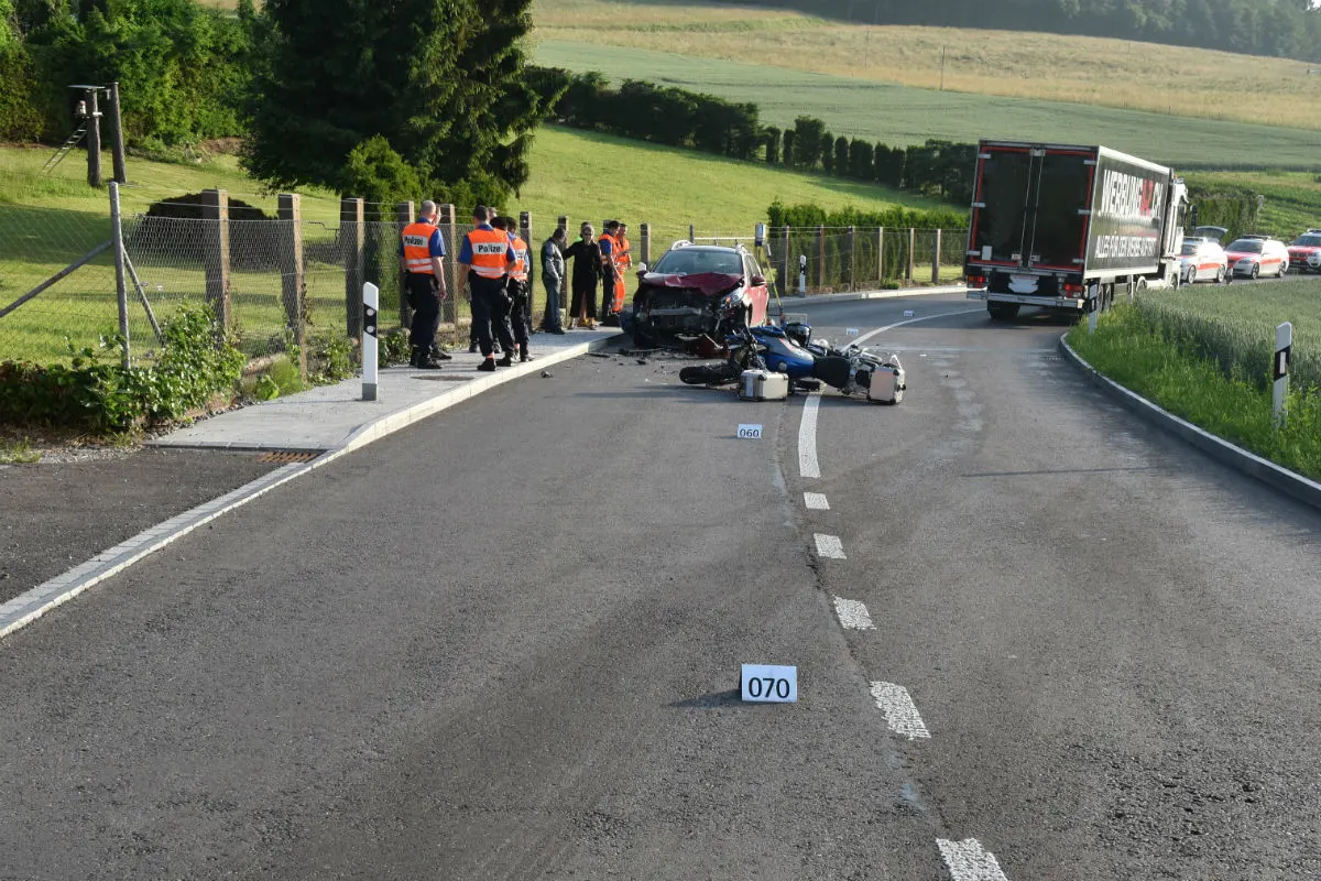Birmensdorf ZH - Motorradfahrer nach Frontalkollision schwer verletzt