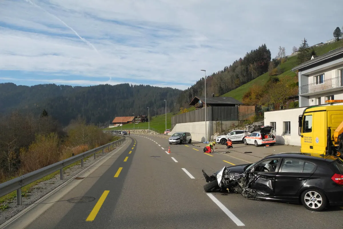 Biberbrugg SZ - Kollision zweier Personenwagen