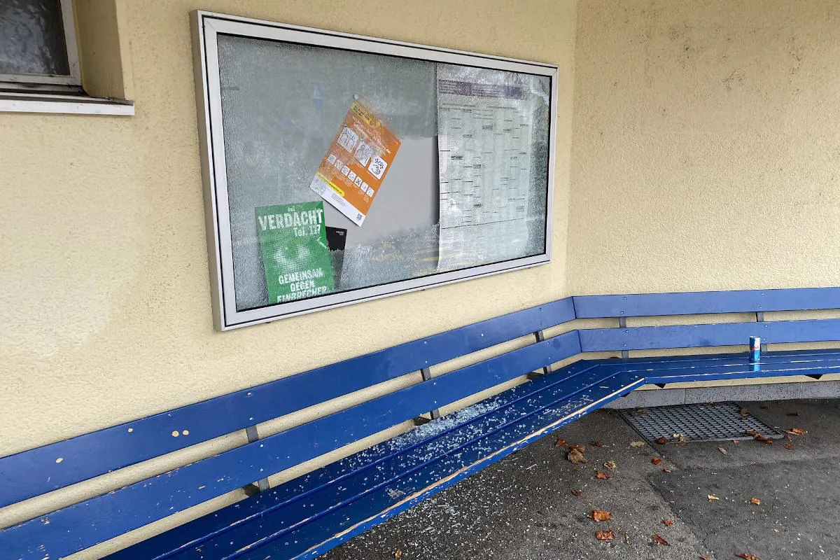 Vandalismus in der Stadt Schaffhausen – Glaskasten bei Bushaltestelle beschädigt