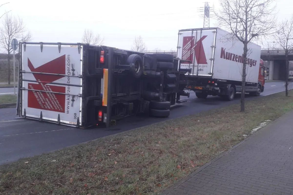 Unfall in Erfurt – Umgekippter Anhänger sorgt für Stau