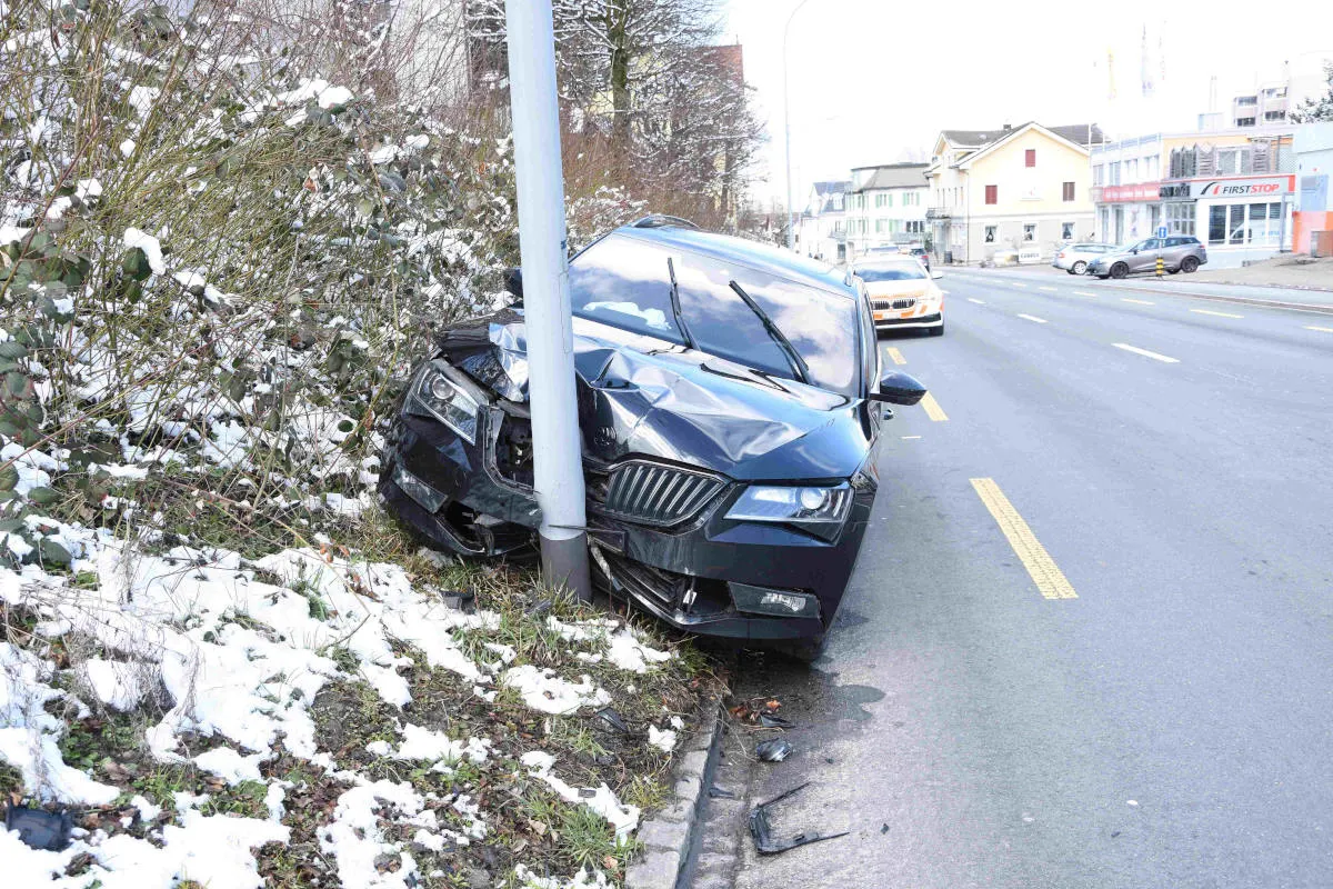 Wittenbach SG – Auto prallt in Kandelaber