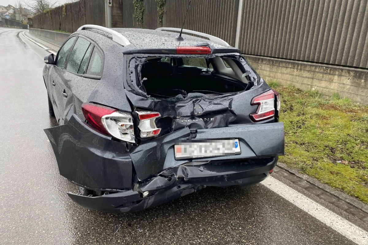 Klingnau AG -  Sattelschlepper fährt ins Autoheck
