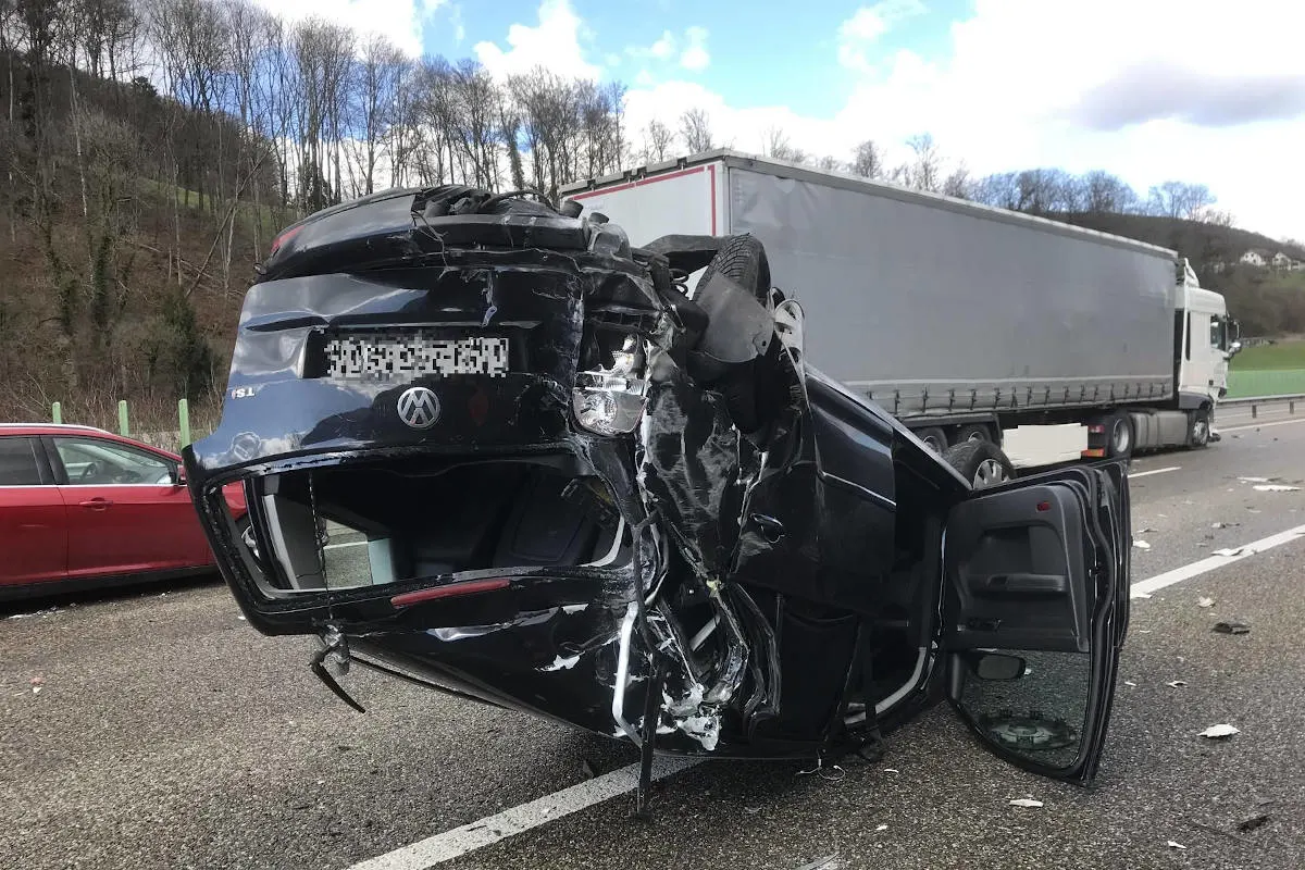 A2 Tenniken BL – Kollision zwischen Sattelschlepper und Personenwagen