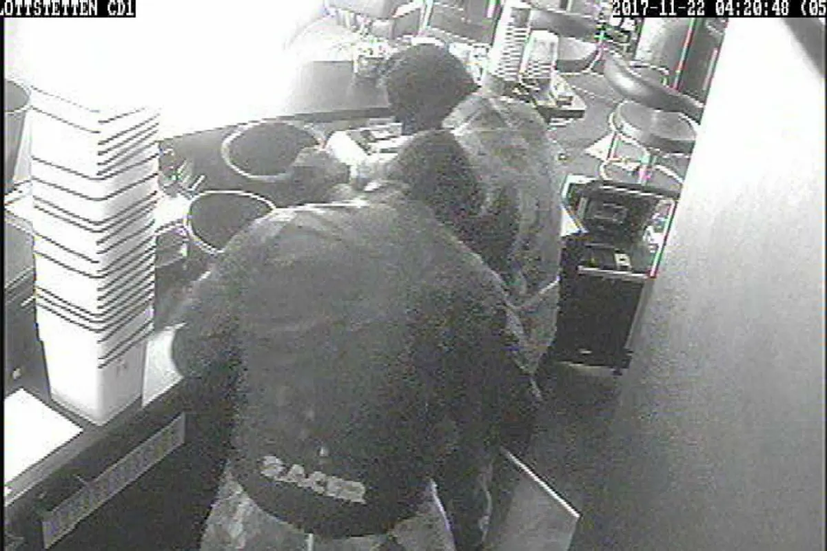 Lottstetten D - Öffentlichkeitsfahndung nach Raubüberfall auf Spielothek am 22.11.2017 – 15.000 Euro Belohnung!