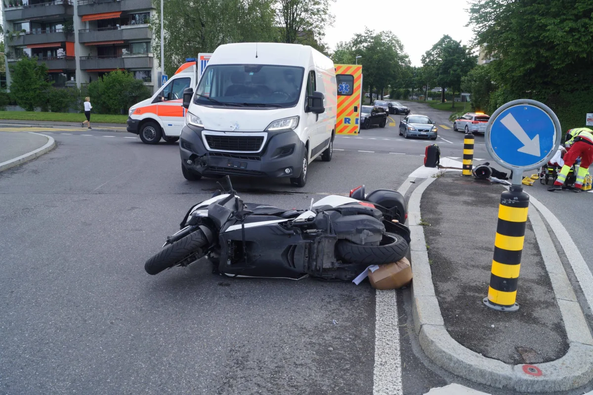 Cham ZG -  Motorradfahrer bei Kollision erheblich verletzt