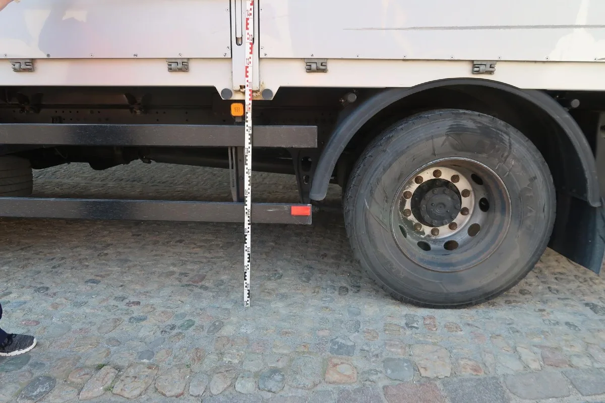 Bubendorf BL - 18-jähriger Rollerfahrer gerät auf die falsche Spur und fährt in Lastwagen