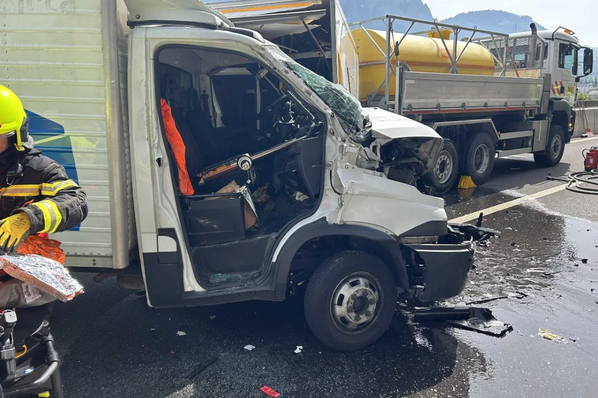 Baustellen-Drama in Seewen SZ - Lieferwagen prallt auf stehenden Arbeitsanhänger auf A4 - eine Person tot mehrere Verletzt
