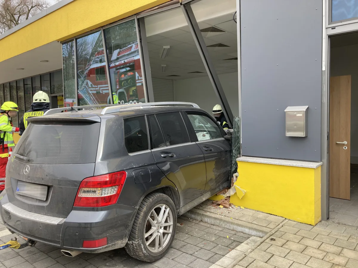 Helsa – Auto fährt in Schaufensterscheibe von leerstehendem Geschäft
