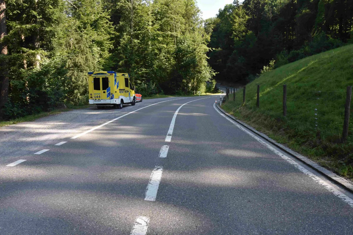 Bernhardzell SG - Velofahrer beim Überholen gestreift