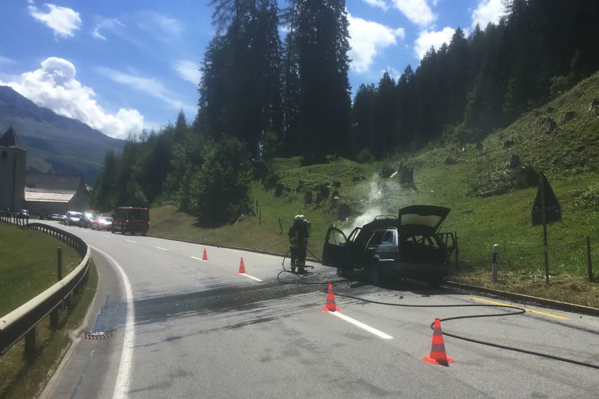 Churwalden GR - Auto brennt komplett aus