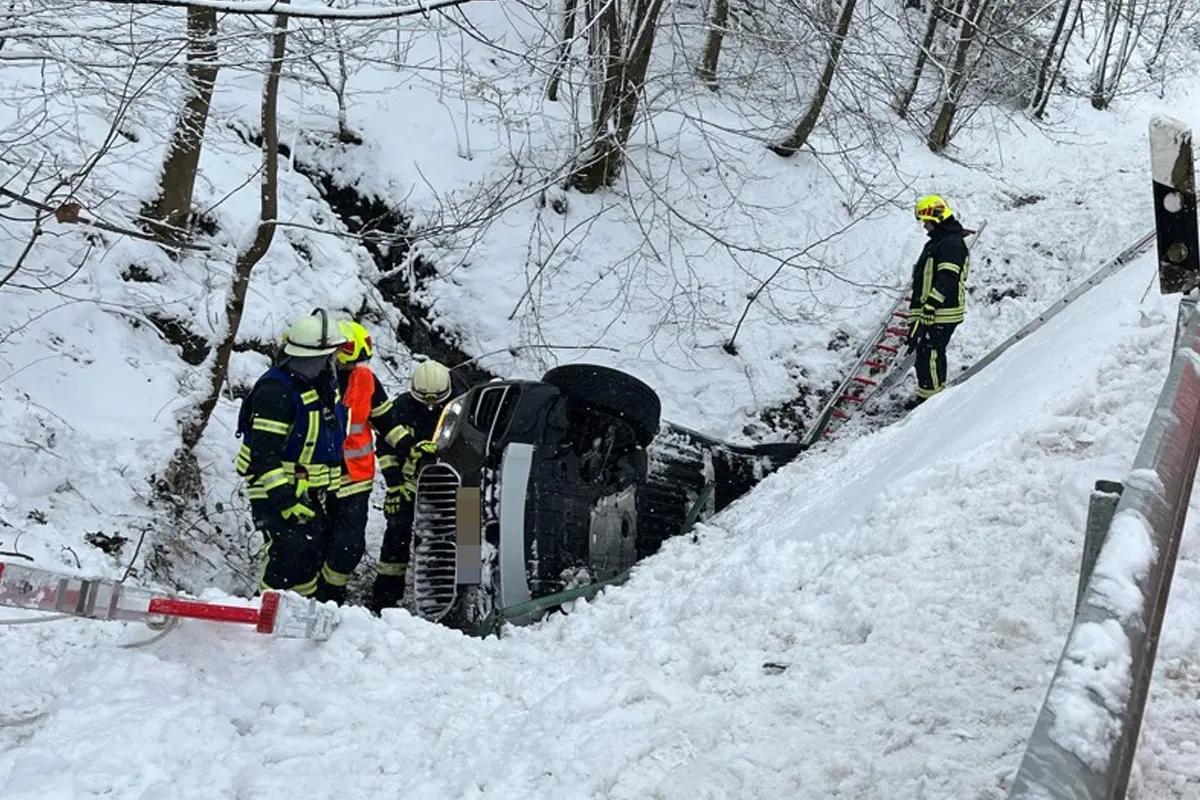 Bad Berleburg – Fünf Verletzte nach Unfall von BMW bei Schnee