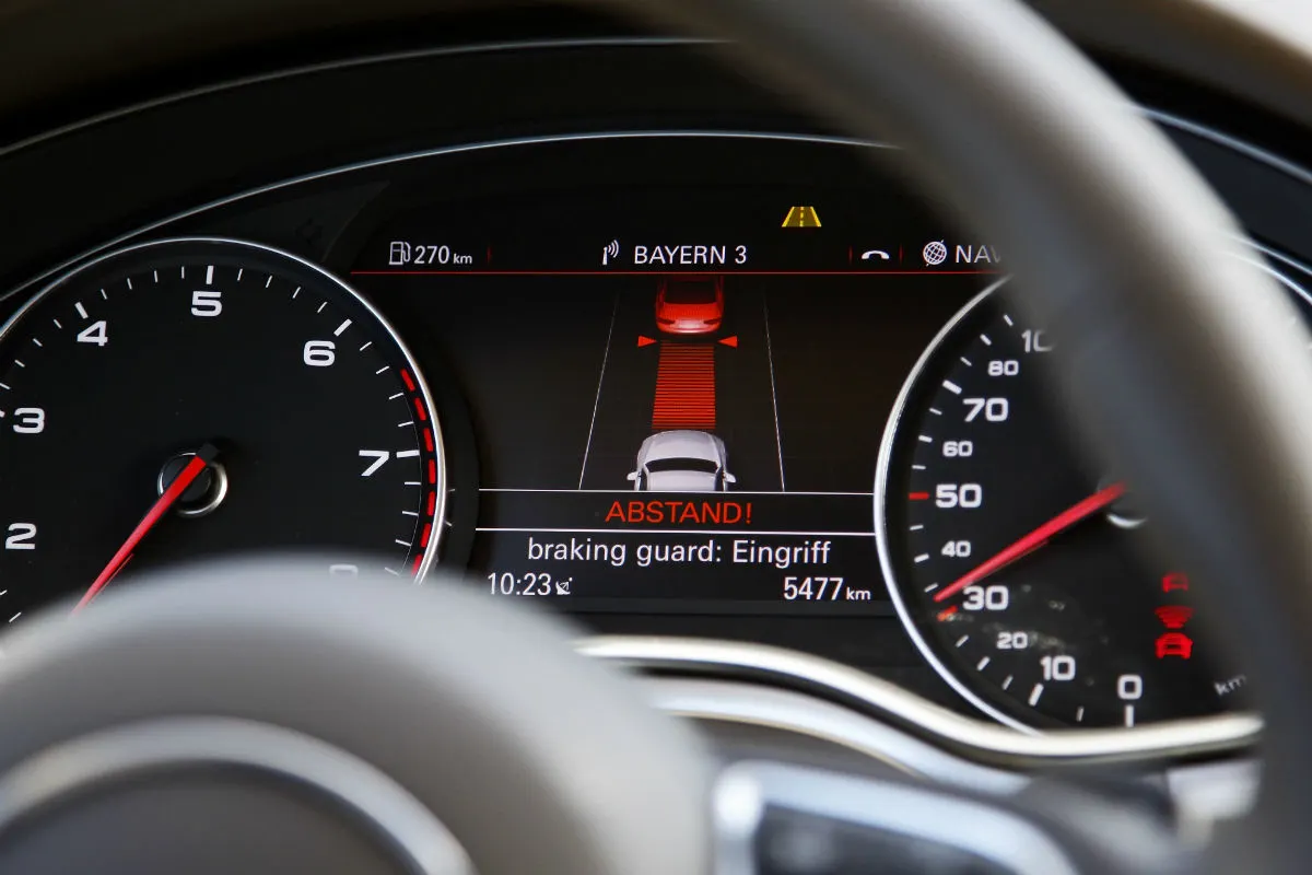 Deutschmühlental - Kind mit E-Klasse Mercedes unterwegs