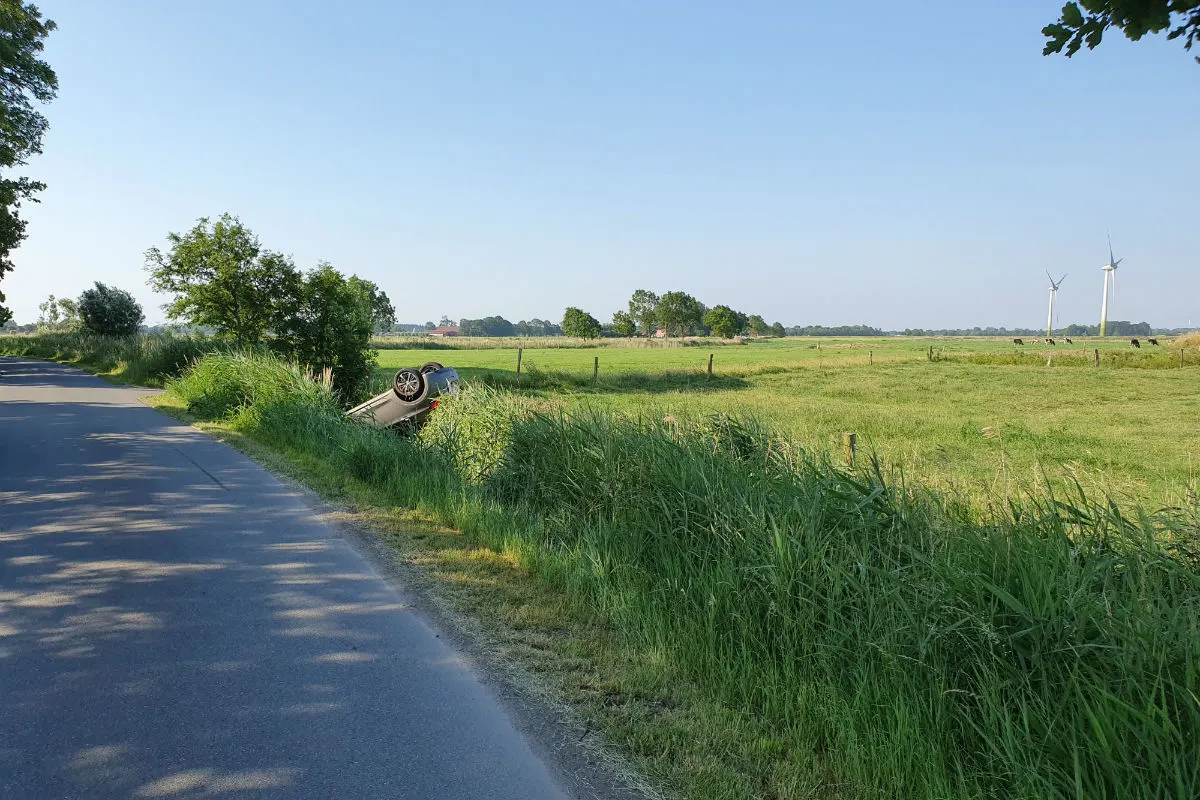 Auto landet auf dem Dach