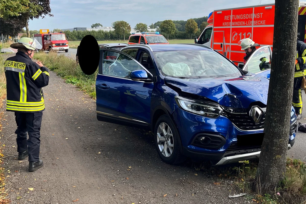 Lübbecke NW – Fahrer nach Kollision mit Baum verletzt