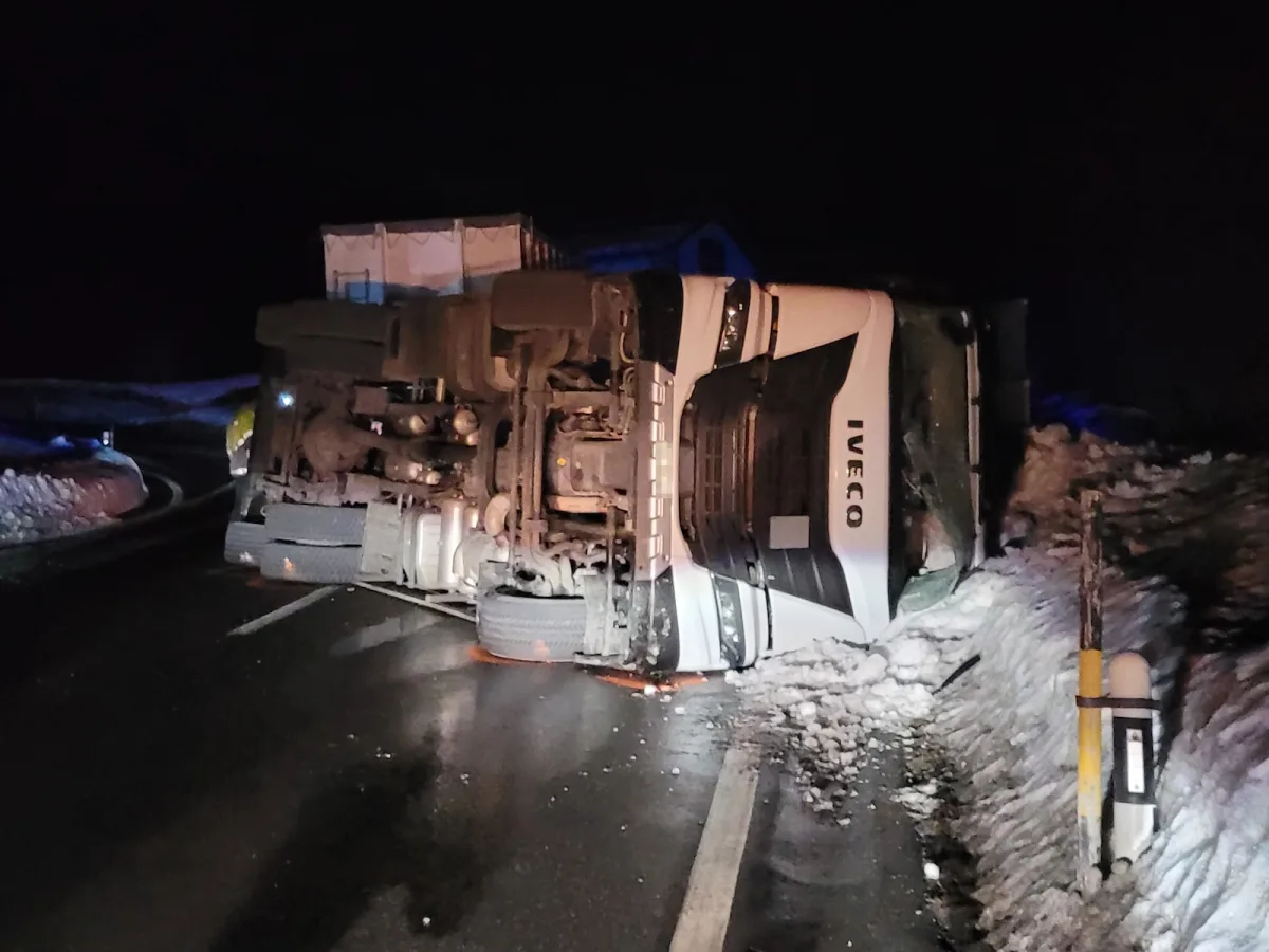 Cunter GR - Lastwagen auf Gegenfahrbahn gekippt