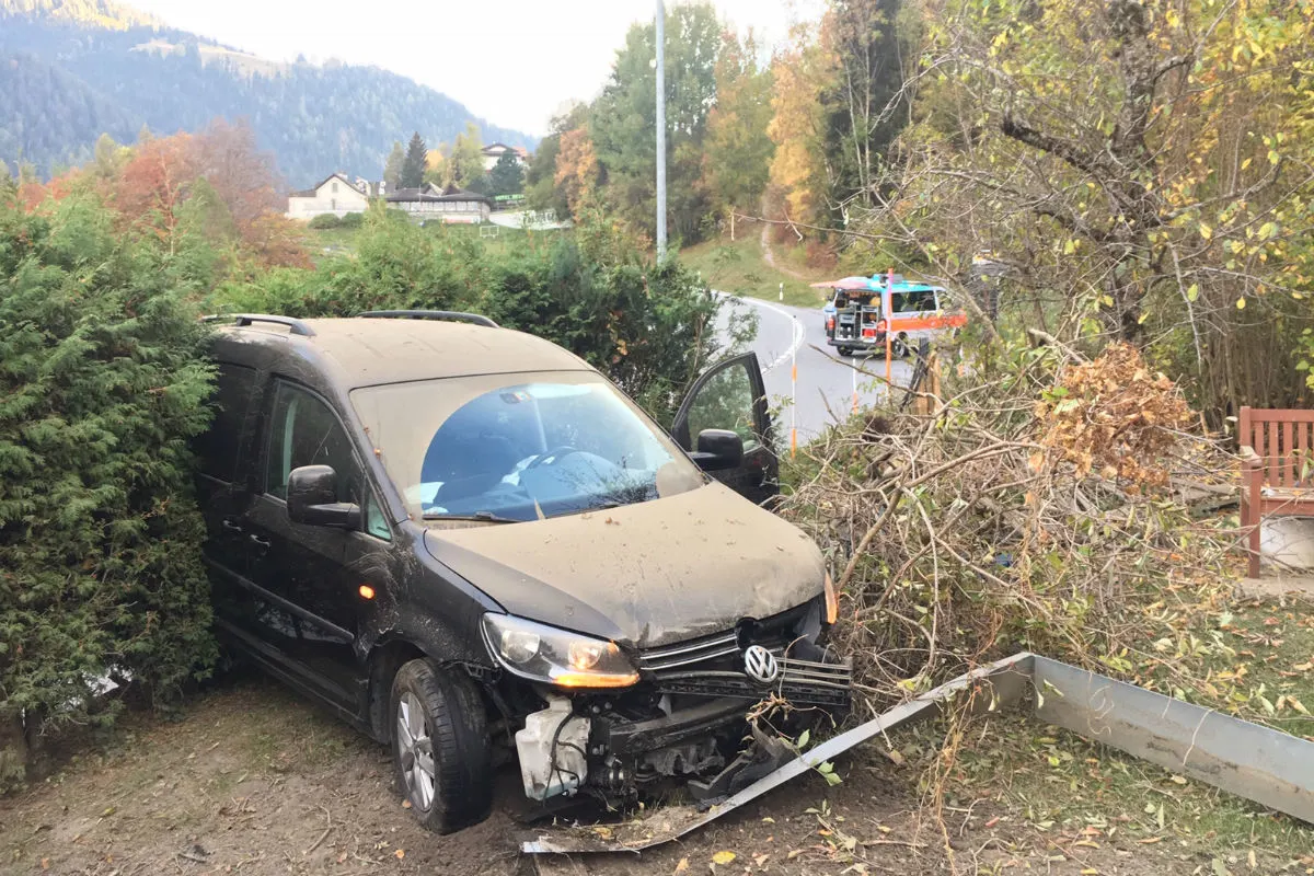 Malix GR - Auto bei Selbstunfall stark beschädigt