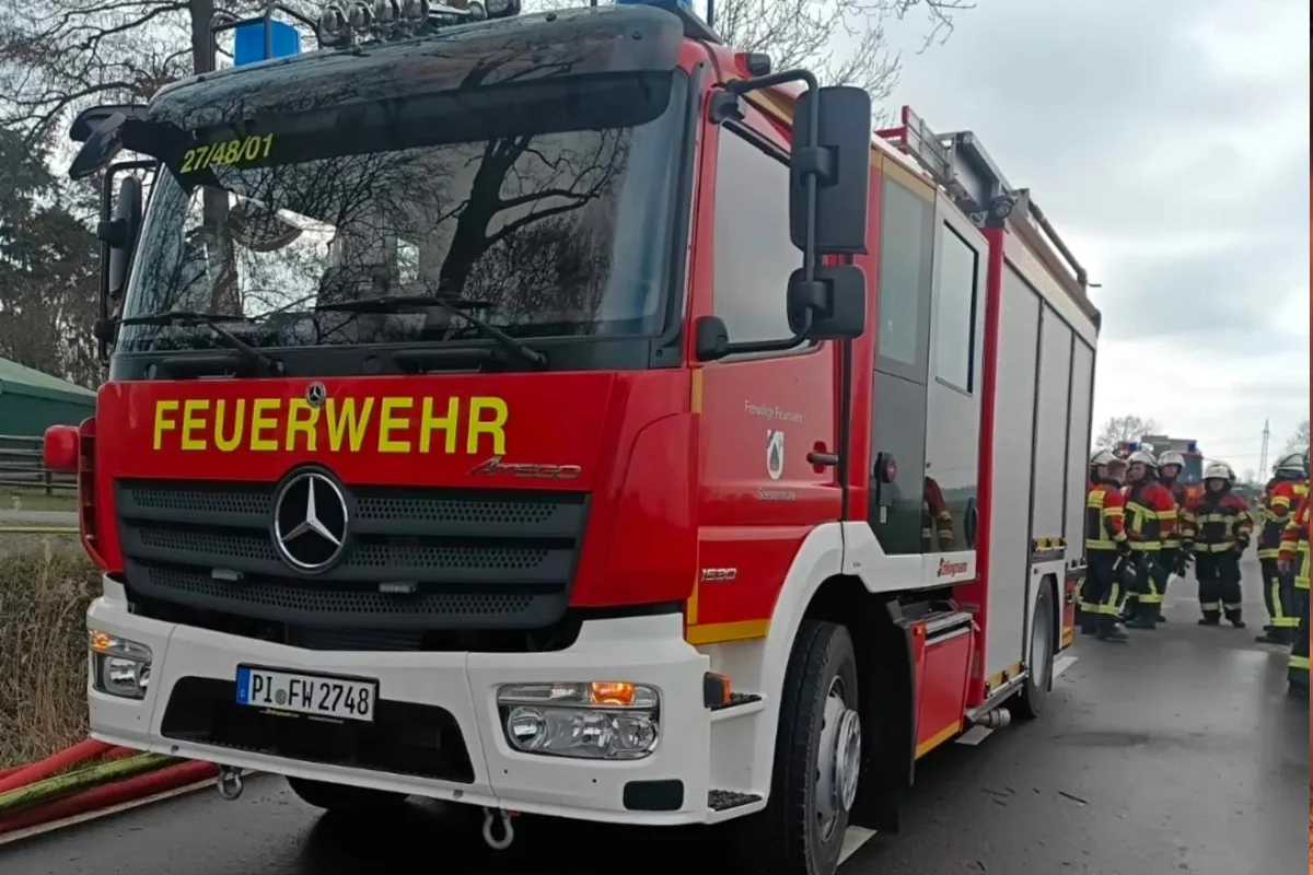 Seester – Reetdachhaus brennt nieder – Pferdeklinik gerettet
