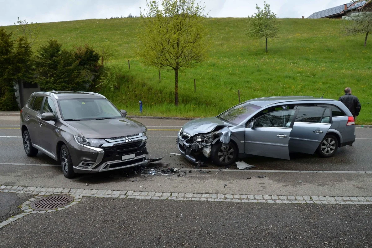 Frontalkollision zwischen zwei Autos in Speicher AR