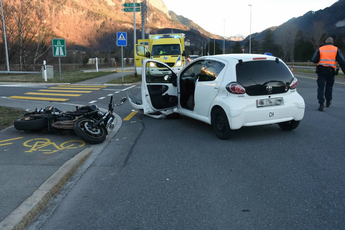Trübbach SG - Crash zwischen Auto und Motorrad