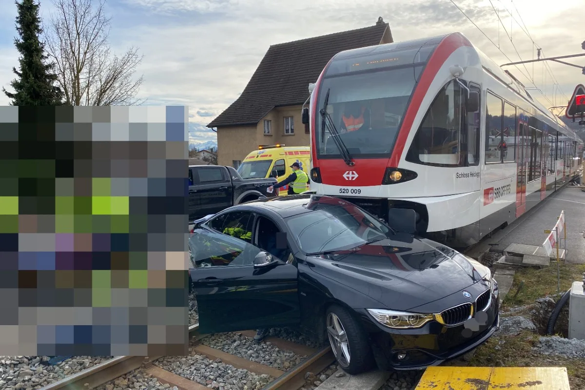 Seon AG - BMW kollidiert mit Zug
