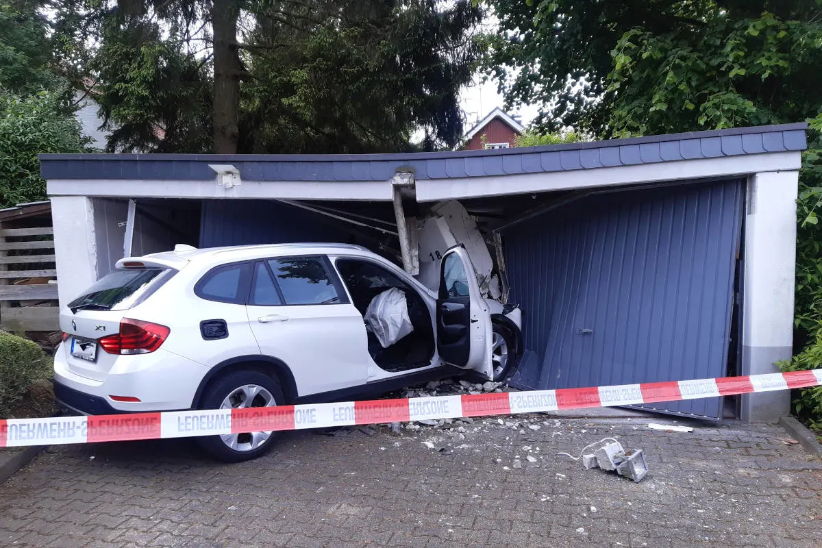 Essen – PKW kracht in Doppelgarage