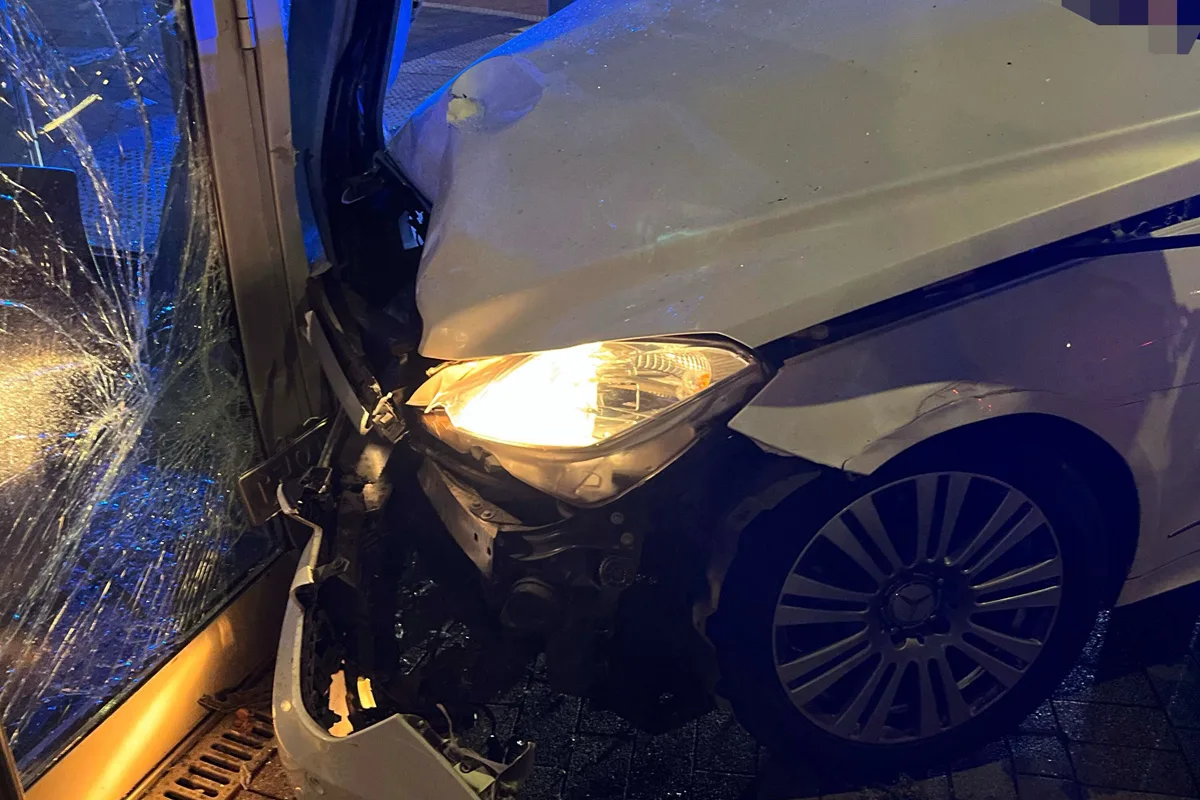 Duisburg NW – Betrunkener Mercedes-Fahrer prallt gegen Hausfassade