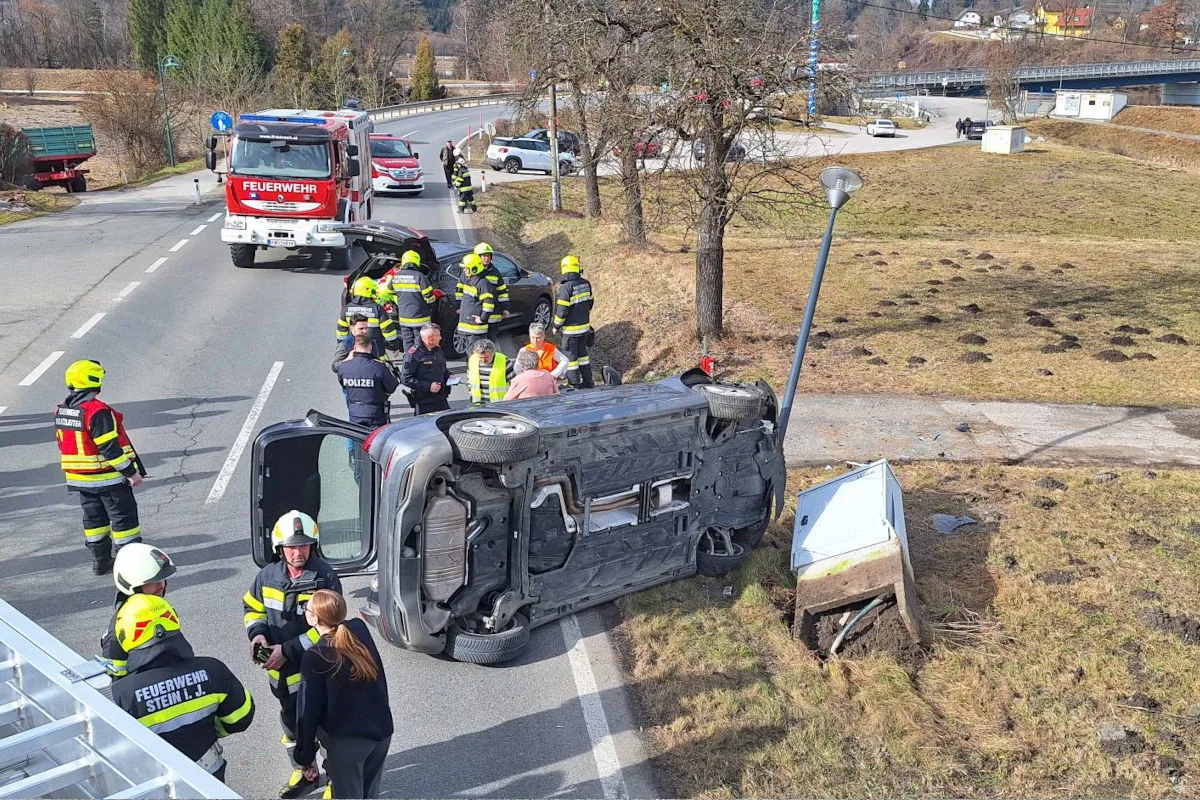 St. Kanzian – Auto kippt nach Unfall auf die Seite
