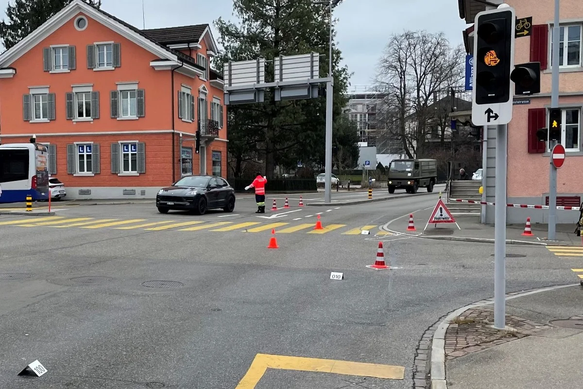 Wetzikon ZH - Unfall fordert schwerverletzten Fussgänger