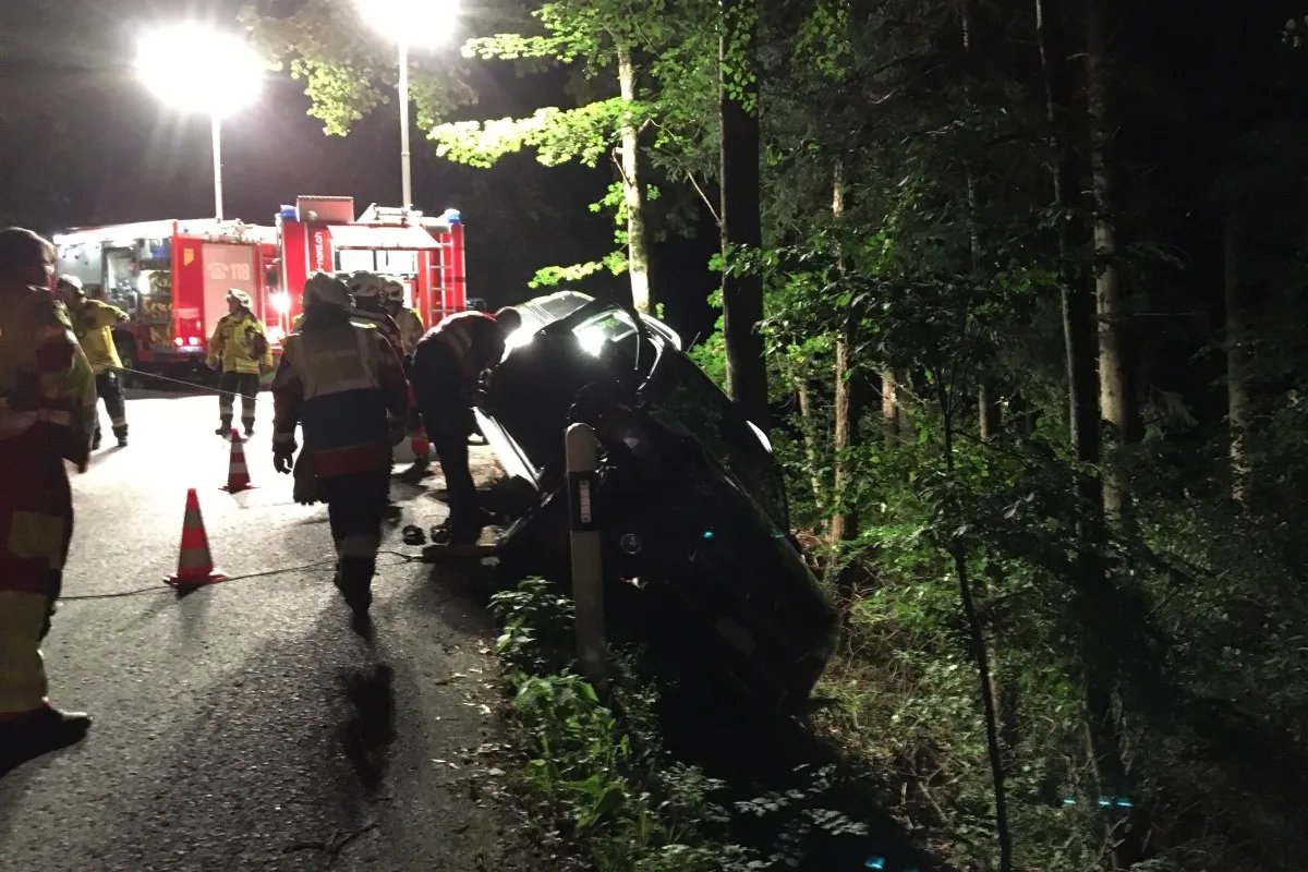 Mollis GL - Autolenkerin kommt von der Strasse ab