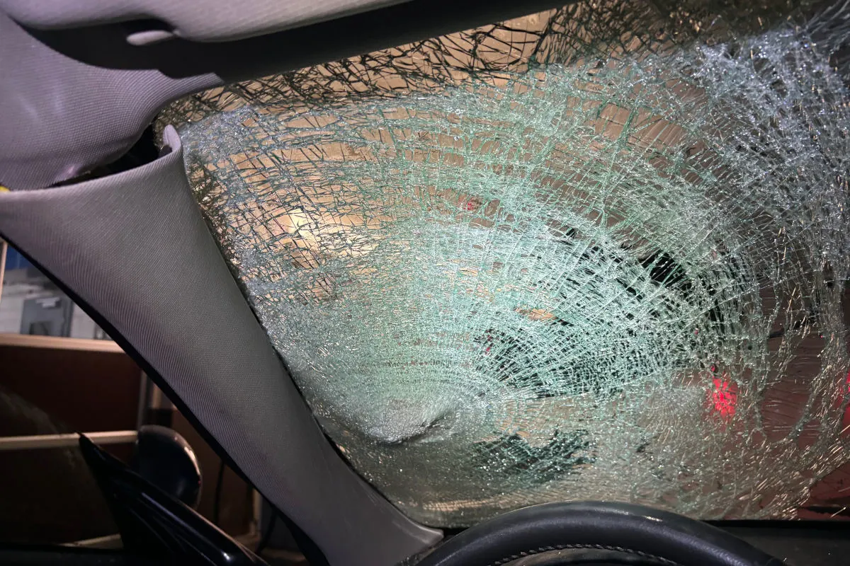 Elm GL – Autolenker fährt in Fussgänger